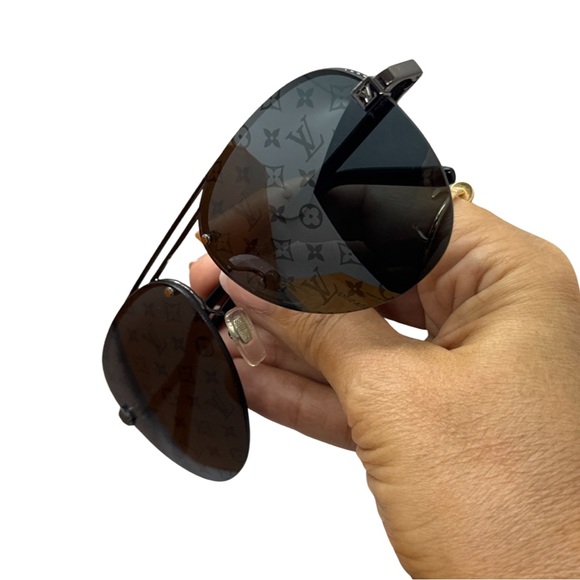 Louis Vuitton Sunglasses 😎 - Picture 7 of 12